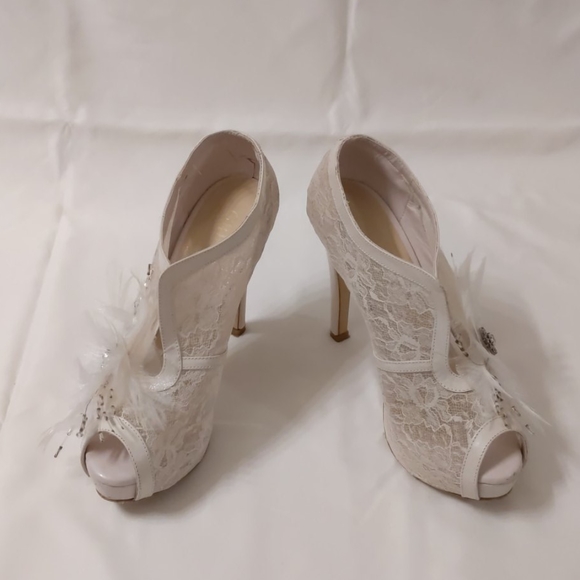 Withe high heels - Picture 2 of 5